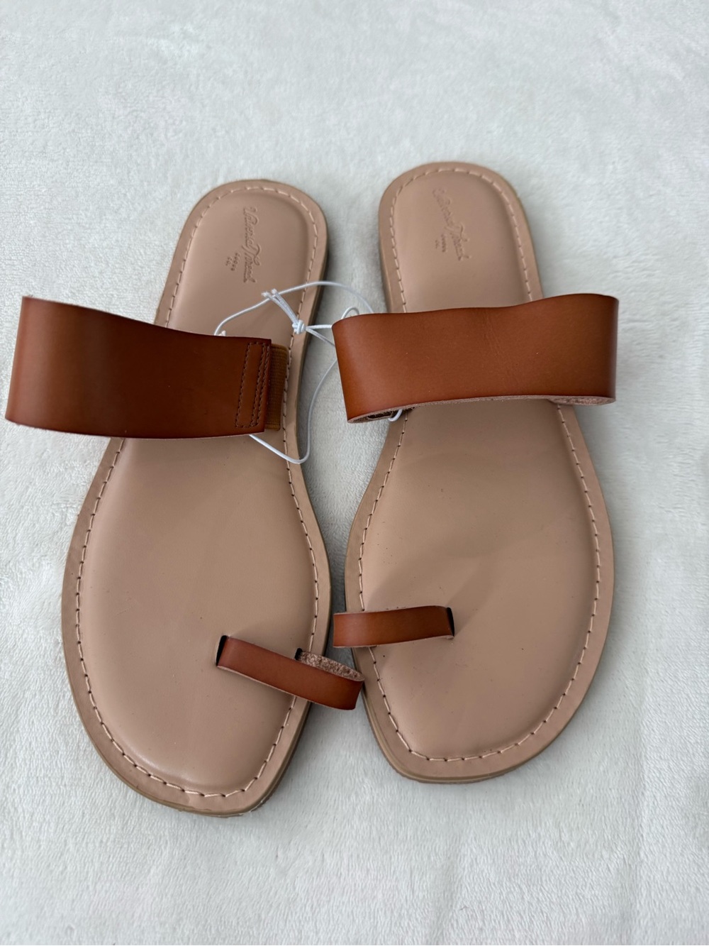 Universal Thread Juno Toe Ring Flat Sandals in cognac/brown Sz 8.5